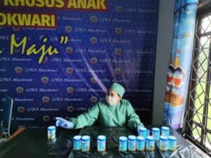 BNN Lakukan Screning test urine bagi anak binaan dan pengawai Lembaga Pembinaan Khusus Anak Kelas II Manokwari BNN Lakukan Screning test urine bagi anak binaan dan pengawai Lembaga Pembinaan Khusus Anak Kelas II Manokwari