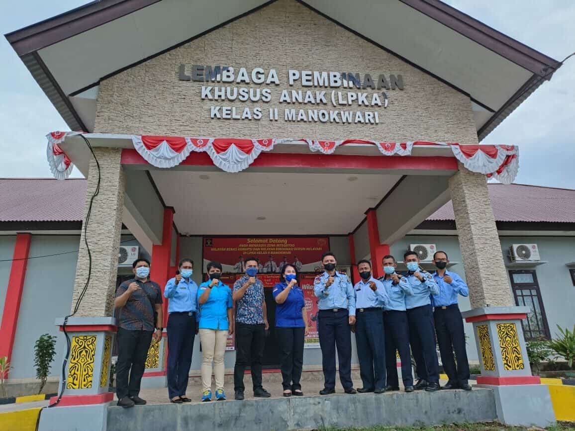 BNN Lakukan Screning test urine bagi anak binaan dan pengawai Lembaga Pembinaan Khusus Anak Kelas II Manokwari BNN Lakukan Screning test urine bagi anak binaan dan pengawai Lembaga Pembinaan Khusus Anak Kelas II Manokwari