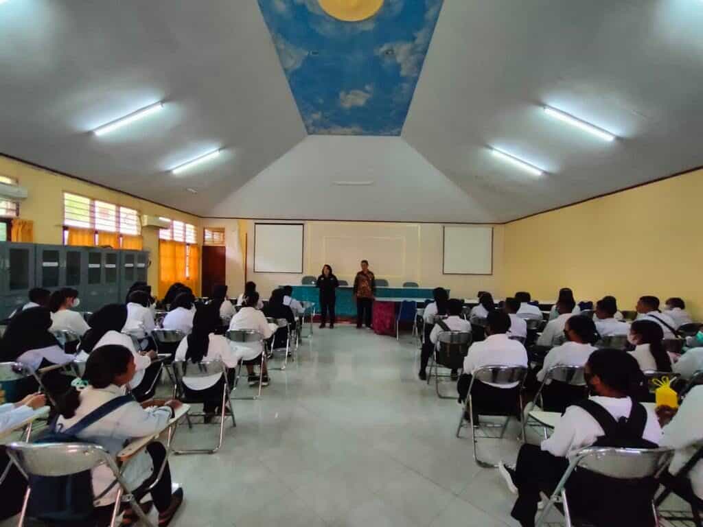 Sosialisasi dan Tes Urine Bagi Calon Mahasiswa dan Mahasiswi Poltekes Kemenkes Sorong