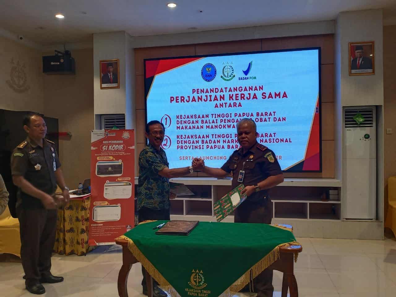 Penandatanganan Perjanjian Kerja Sama Antara Kejaksaan Tinggi Papua Dengan BNNP Papua Barat Dan BPOM Manokwari Penandatanganan Perjanjian Kerja Sama Antara Kejaksaan Tinggi Papua Dengan BNNP Papua Barat Dan BPOM Manokwari