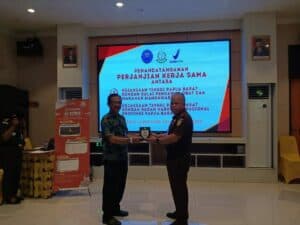 Penandatanganan Perjanjian Kerja Sama Antara Kejaksaan Tinggi Papua Dengan BNNP Papua Barat Dan BPOM Manokwari Penandatanganan Perjanjian Kerja Sama Antara Kejaksaan Tinggi Papua Dengan BNNP Papua Barat Dan BPOM Manokwari