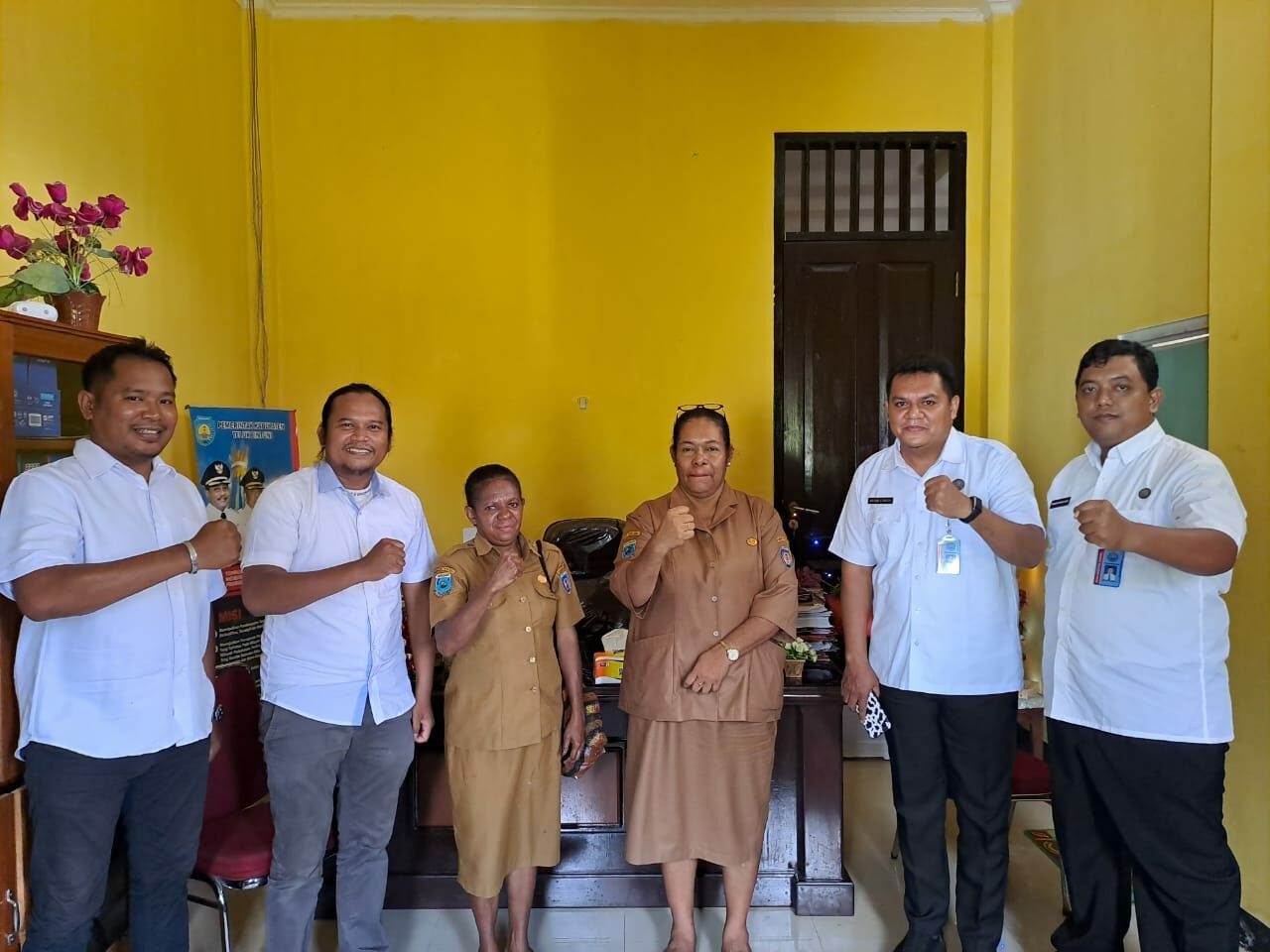 Koordinasi kelembagaan antara BNNP Papua Barat dengan DP3AKB Kab. Teluk Bintuni Koordinasi kelembagaan antara BNNP Papua Barat dengan DP3AKB Kab. Teluk Bintuni