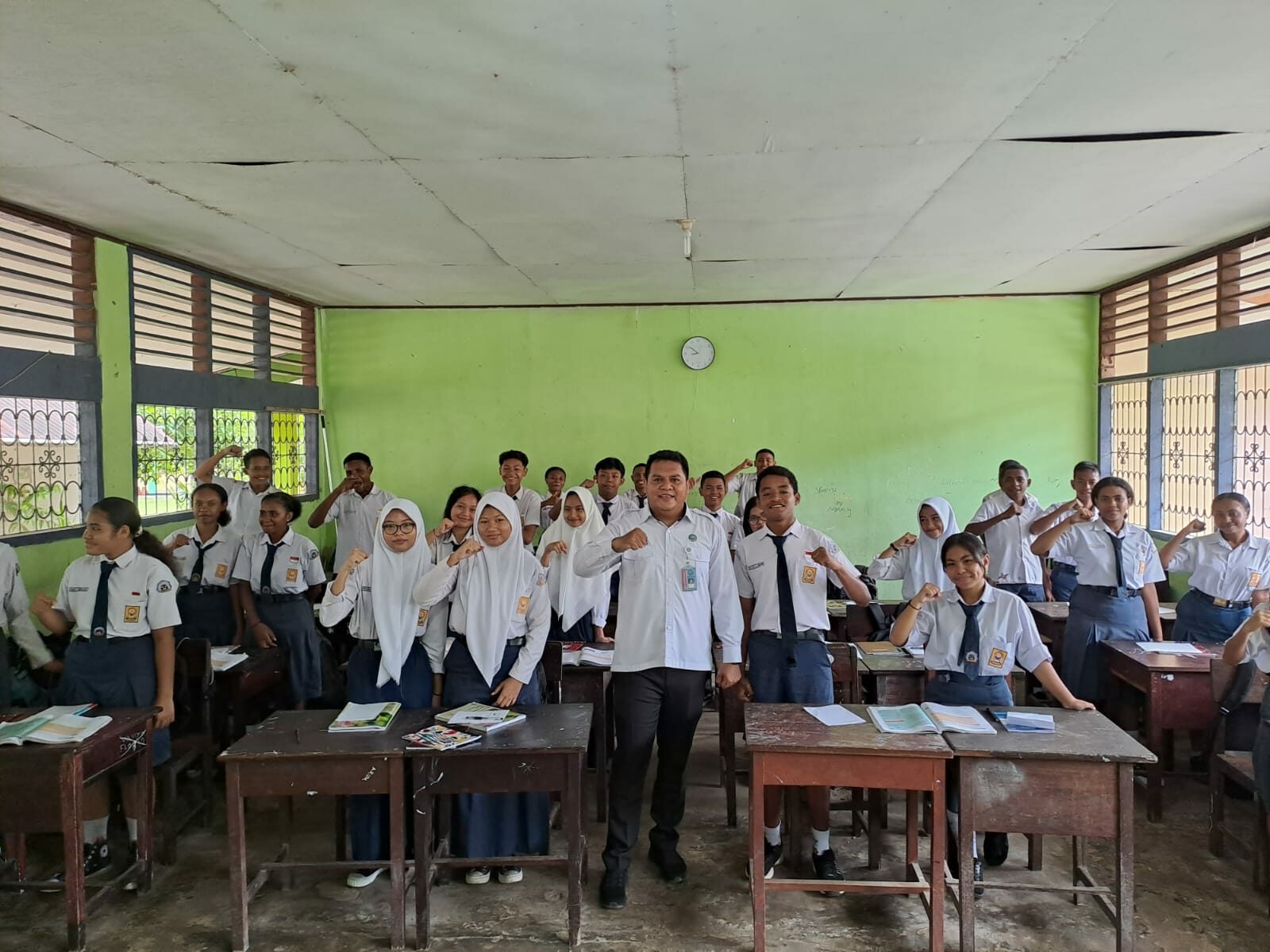 BNNP Papua Barat Goes to School SMP N 6 Manokwari, Ciptakan Generesi Papua Barat Bersinar Sosialisasi P4GN Program BNN Goes to School SMP N 6 Manokwari