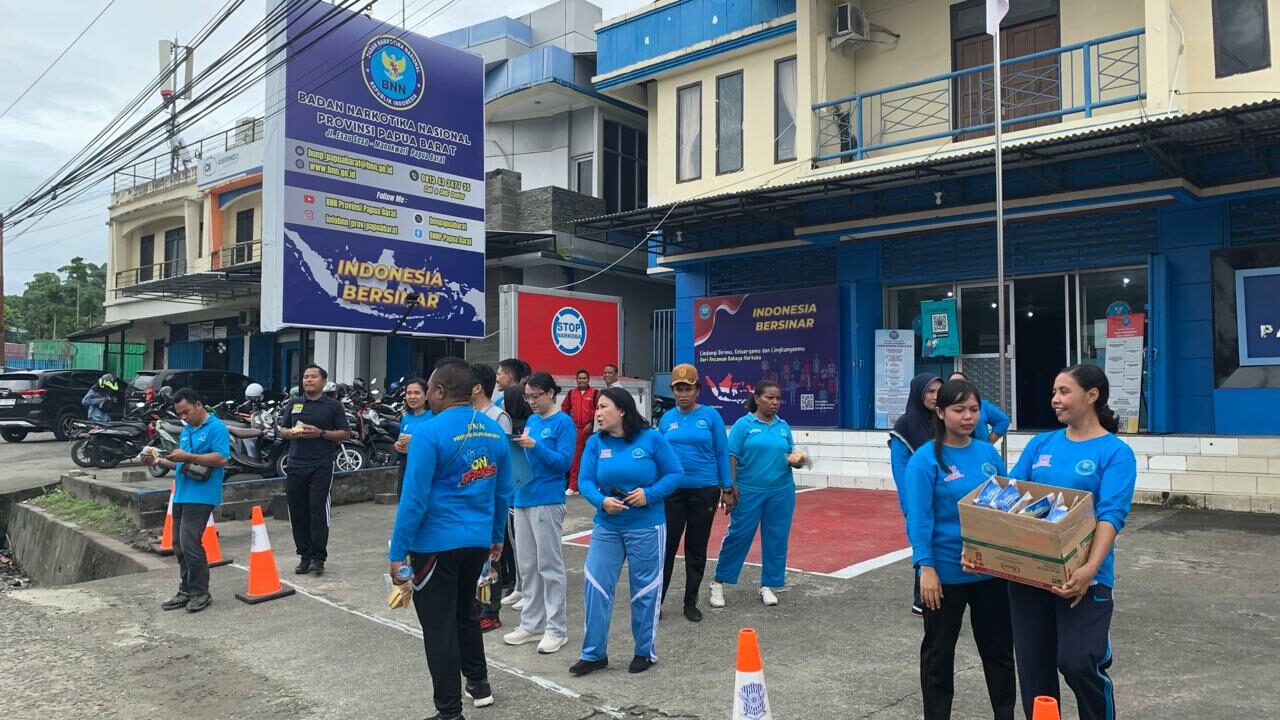Sosialisasi Komunikasi Informasi dan Edukasi P4GN melalui Senam Bersinar BNNP Papua Barat Sosialisasi Komunikasi Informasi dan Edukasi P4GN melalui Senam Bersinar BNNP Papua Barat