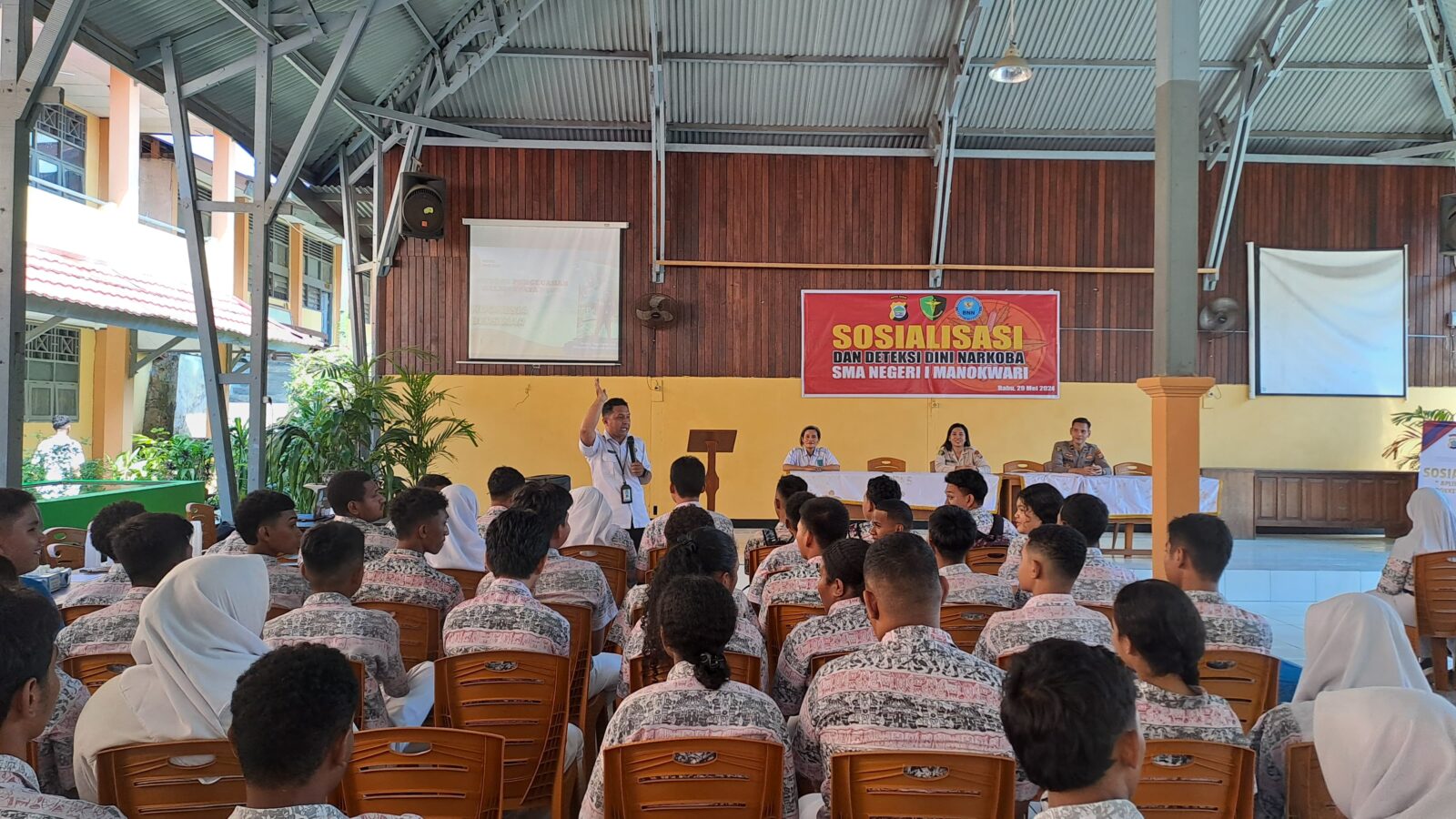 Dalam Rangka Pra HANI 2024, BNNP Papua Barat Melaksanakan Sosialisasi P4GN Bagi Pelajar SMAN 1 Manokwari Dalam Rangka Pra HANI 2024, BNNP Papua Barat Melaksanakan Sosialisasi P4GN Bagi Pelajar SMAN 1 Manokwari