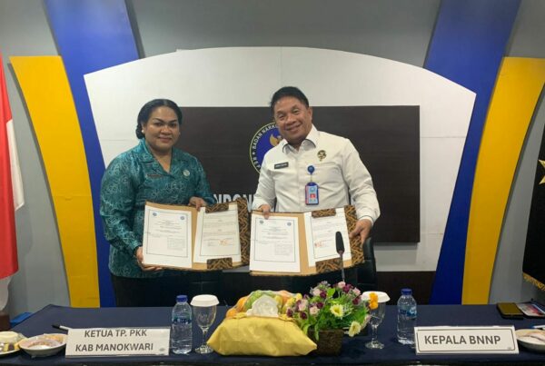 Penandatanganan Perjanjian Kerja Sama antara BNNP Papua Barat dan Tim Penggerak PKK Kab. Manokwari Penandatanganan Perjanjian Kerja Sama antara BNNP Papua Barat dan Tim Penggerak PKK Kab. Manokwari