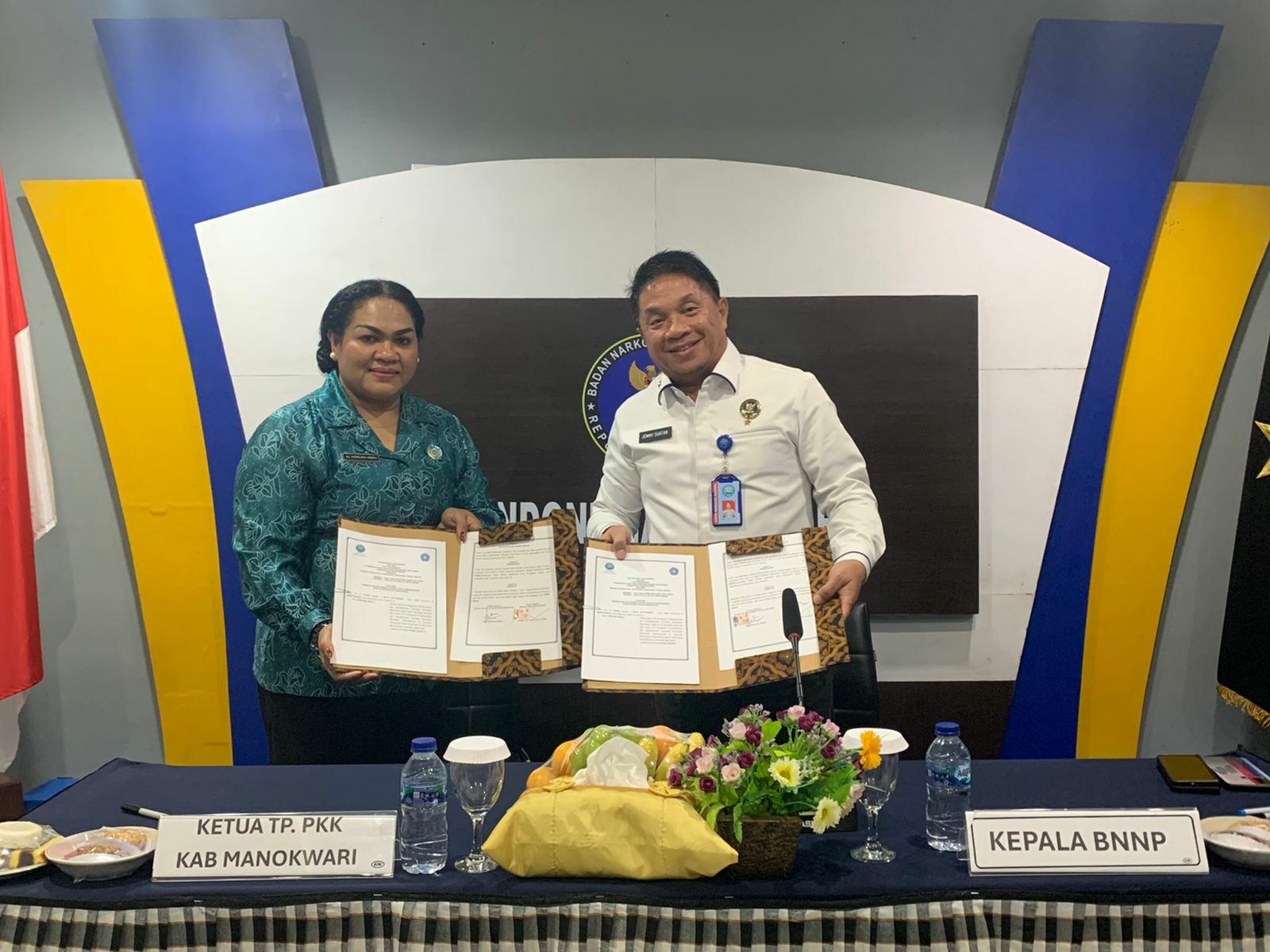 Penandatanganan Perjanjian Kerja Sama antara BNNP Papua Barat dan Tim Penggerak PKK Kab. Manokwari Penandatanganan Perjanjian Kerja Sama antara BNNP Papua Barat dan Tim Penggerak PKK Kab. Manokwari