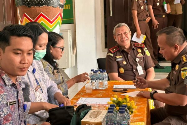 DETEKSI DINI PENYALAHGUNAAN NARKOTIKA MELALUI TES URINE DILINGKUNGAN KEJATI PAPUA BARAT